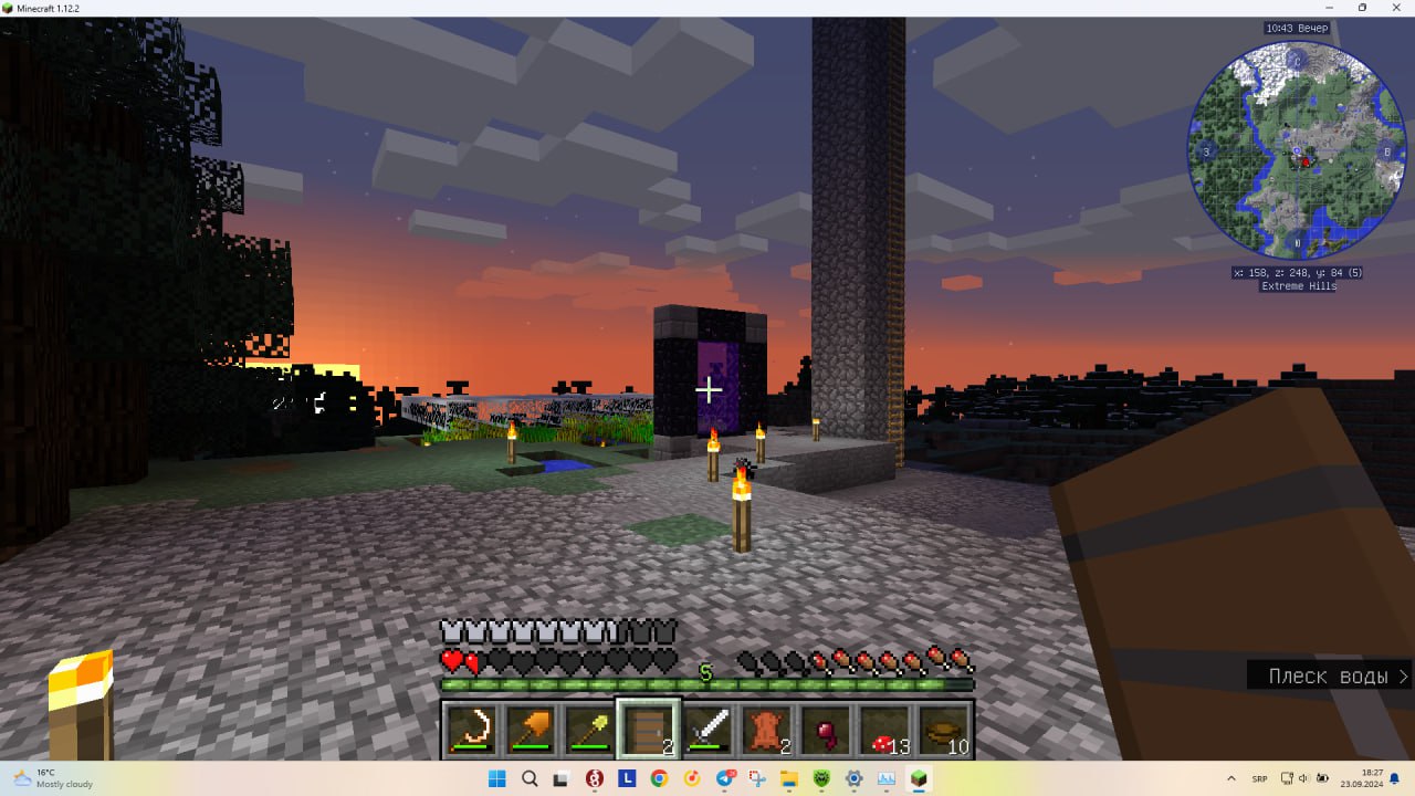 Скриншот Minecraft 1.12.2 (закат, 10:43 вечера игрового времени). Портал в Незер из обсидиана у высокой каменной башни. Биом Extreme Hills, координаты x=216, z=248. Надпись «Плеск воды».