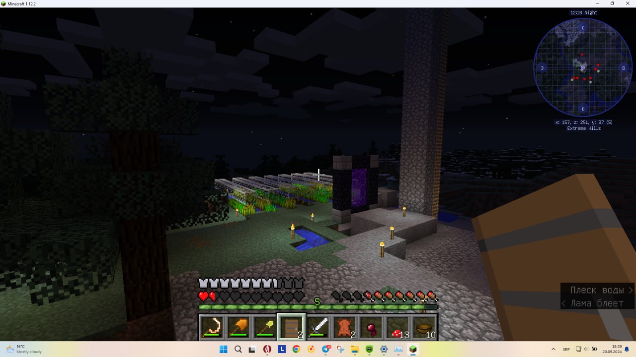 Скриншот Minecraft 1.12.2 (ночь, 18:20). Вид с башни: портал в Незер, огород с грядками и пруд. Координаты x=157, z=261. В правом нижнем углу надписи «Плеск воды» и «Лама блеет».