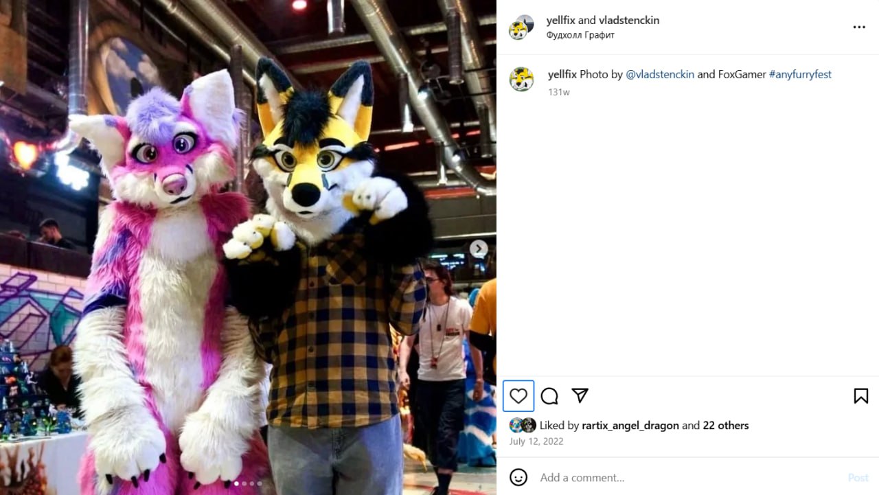 Скриншот Instagram: пост yellfix и vladstenckin — розово-фиолетовый волк (yellfix) и жёлто-чёрный лис (vladstenckin) обнимаются на #anyfurryfest; подпись «Photo by @vladstenckin and FoxGamer»; июль 2022 (1/21).