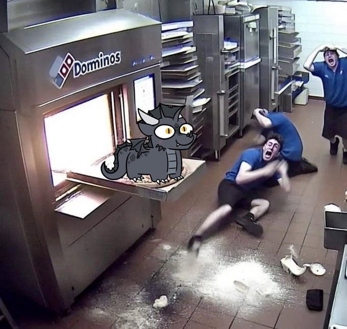 Мем: маскот-дракон каналa прыгает на пиццу в печи Domino's, двое работников в панике.
