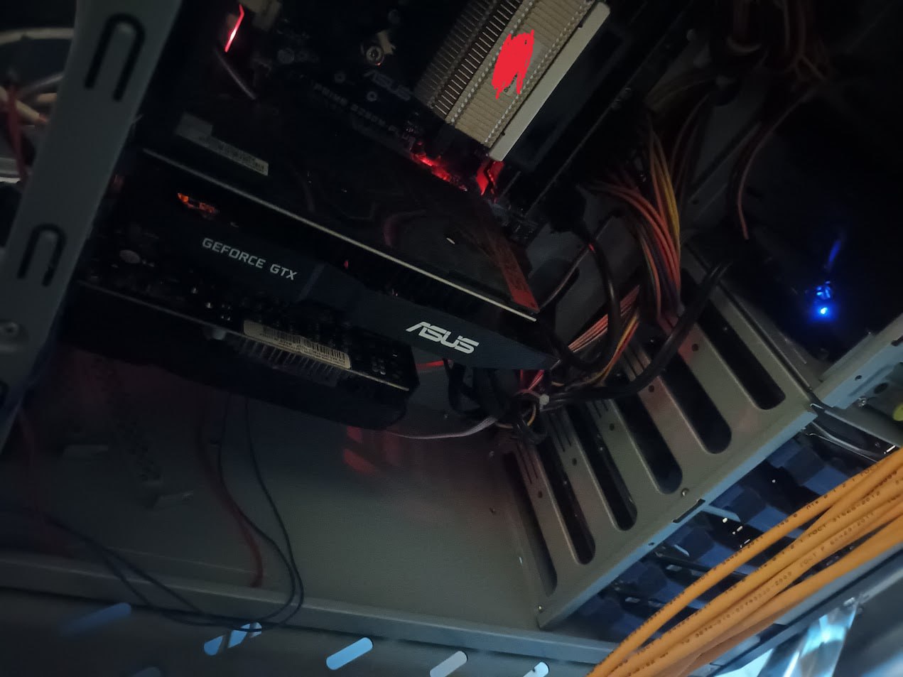 Открытый системный блок с двумя видеокартами ASUS GeForce GTX — самодельный стенд для нейронных вычислений.