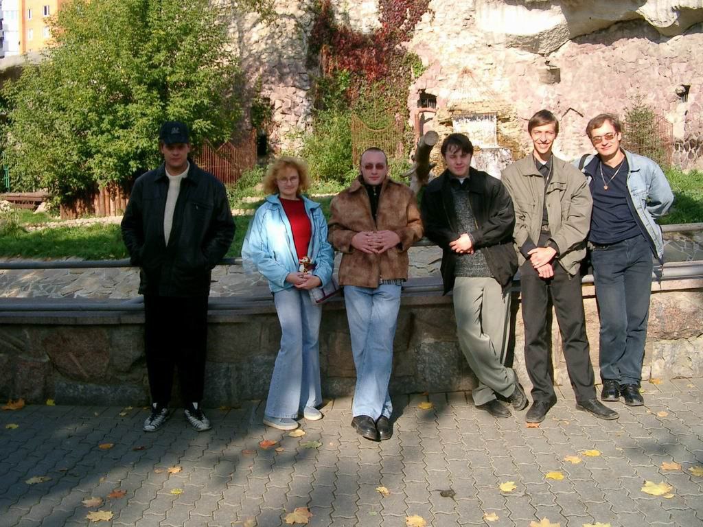 Архивное фото (1/5): ~6 человек позируют у каменной стены в осеннем парке, ранние 2000-е.