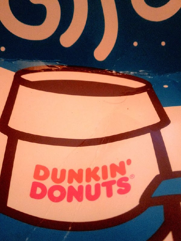 Стакан и логотип Dunkin' Donuts на синем фоне.