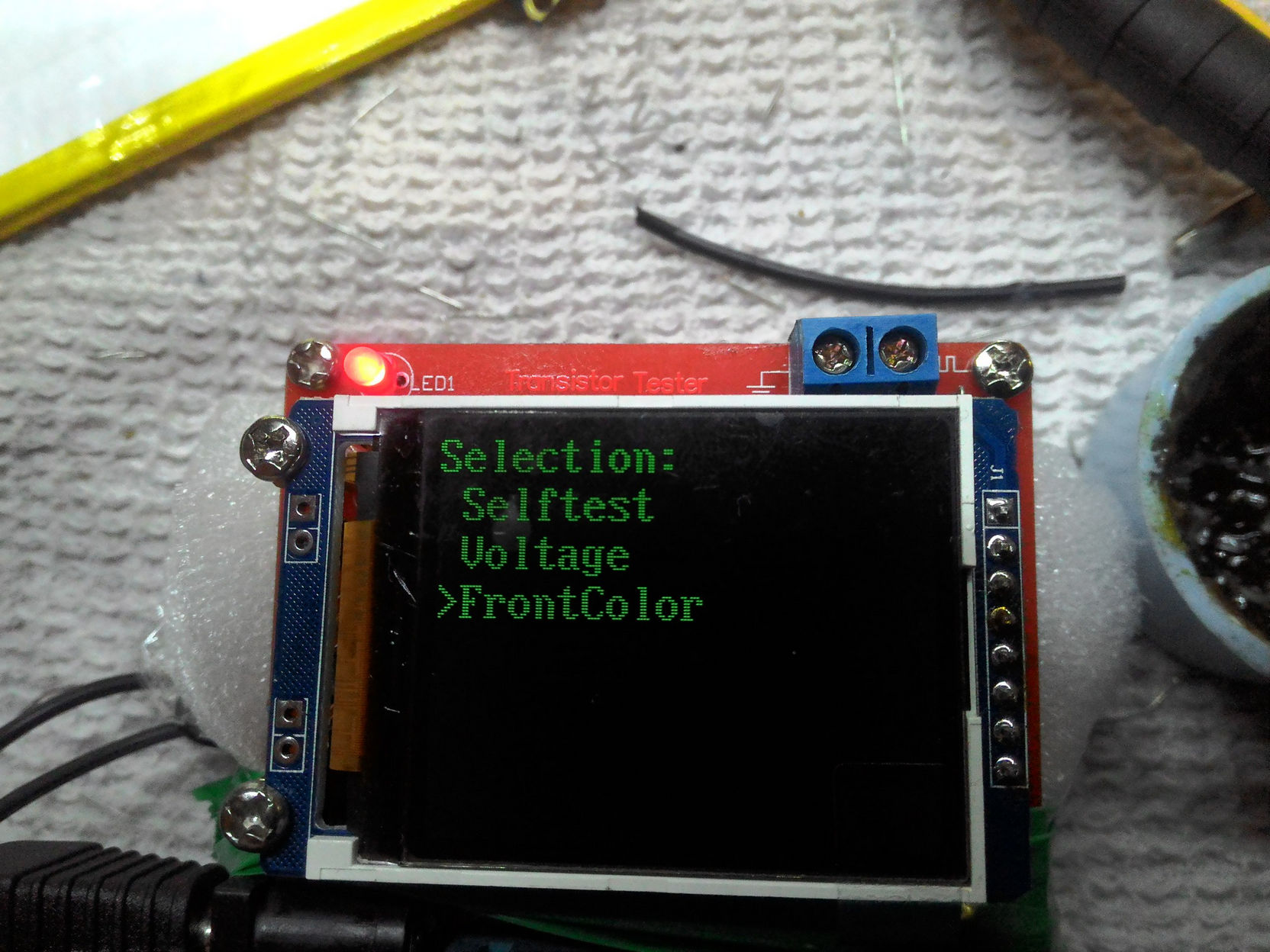 Скриншот меню тестера компонентов (зелёный текст на чёрном): «Selection: / Selftest / Voltage / >FrontColor»
