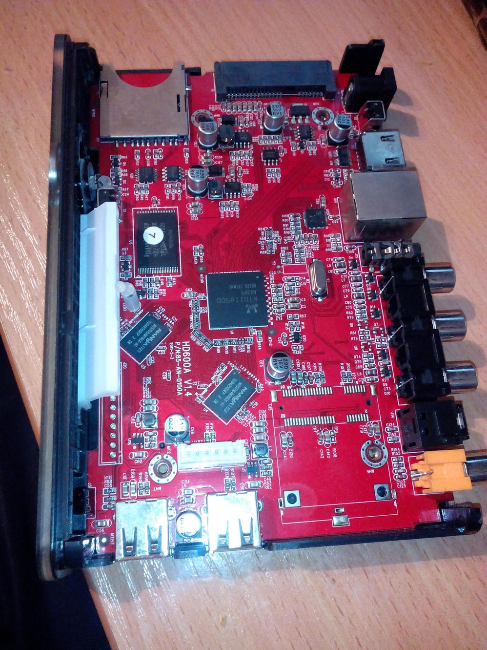 Красная плата медиаплеера HD600A V1.4 в открытом корпусе, вид сверху: процессор, чипы памяти, разъёмы SD и SATA
