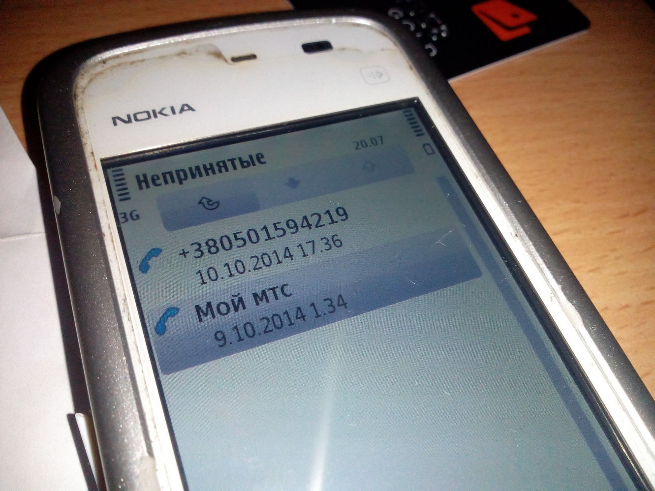 Белая Nokia: экран «Непринятые» — пропущенный звонок с +380501594219 (Украина, МТС) 10.10.2014 в 17:36; предыдущий звонок — «Мой МТС» 9.10.2014