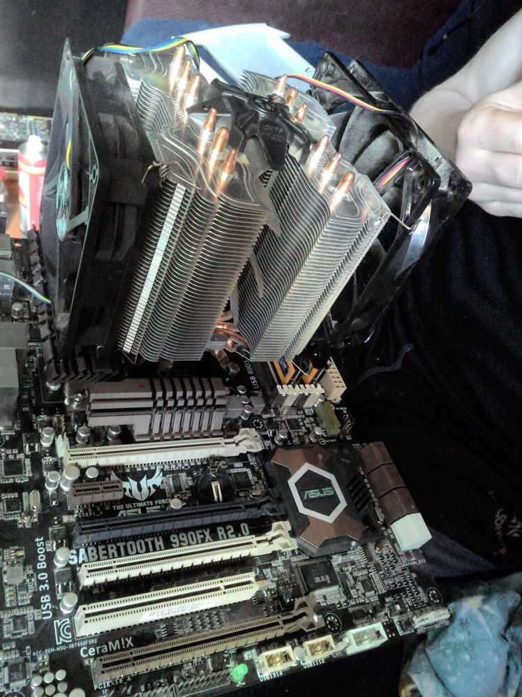 Материнская плата ASUS SABERTOOTH 990FX R2.0 с установленным башенным кулером: массивный радиатор с медными тепловыми трубками и двумя вентиляторами; слоты ОЗУ и разъёмы PCIe видны