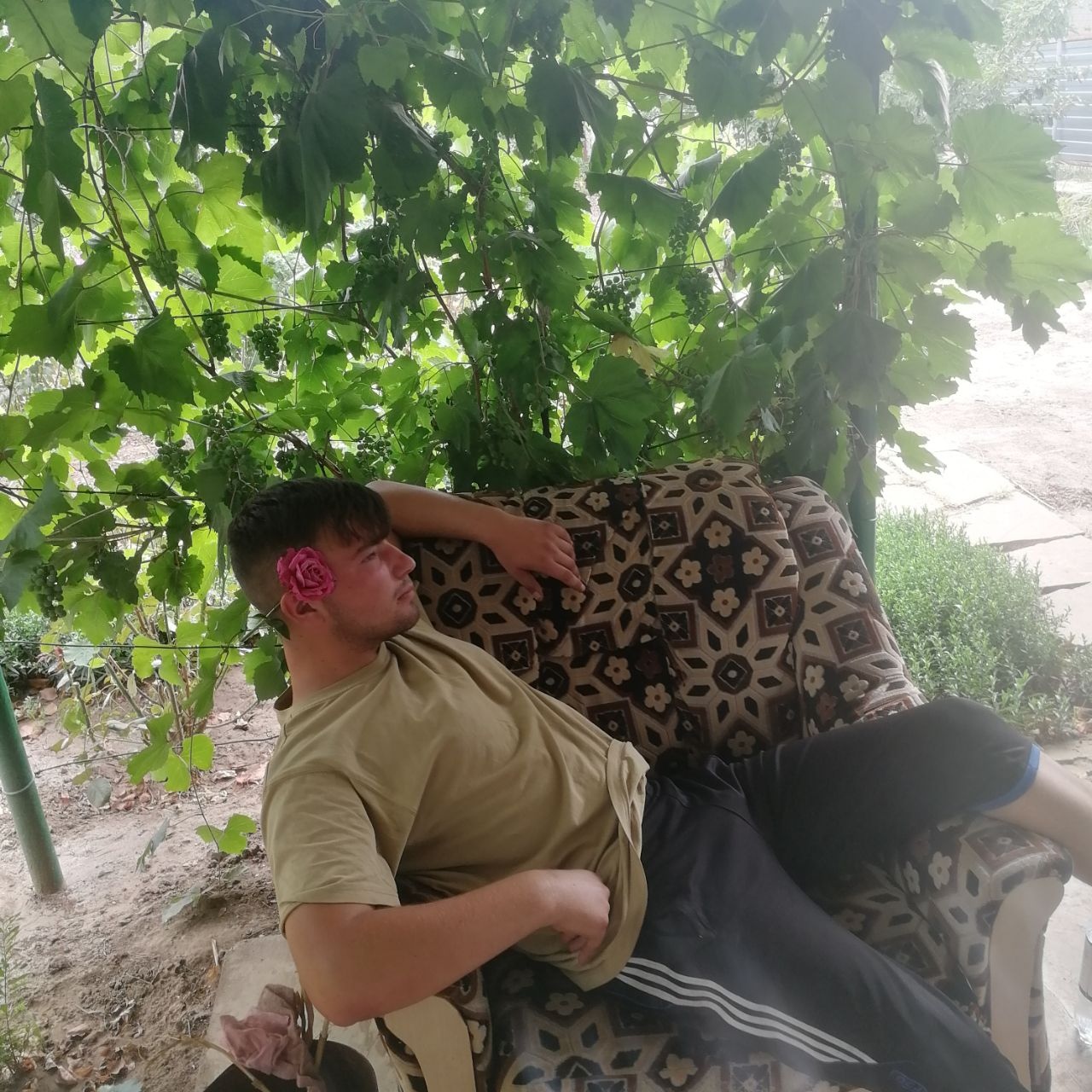 📷 Мужчина в кепке делает сэлфи в кузове грузовика с арбузами, другой человек за рулём на заднем плане.