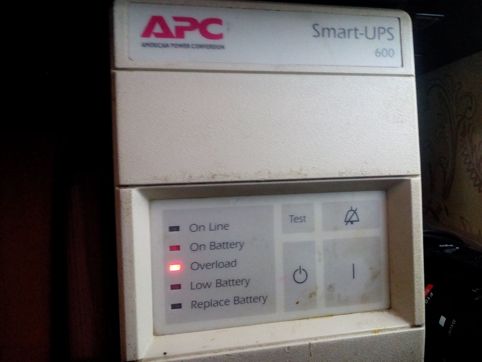 ИБП APC Smart-UPS 600: горит жёлтый индикатор «Overload» (перегрузка) на передней панели; остальные индикаторы (On Line, On Battery, Low Battery, Replace Battery) не горят