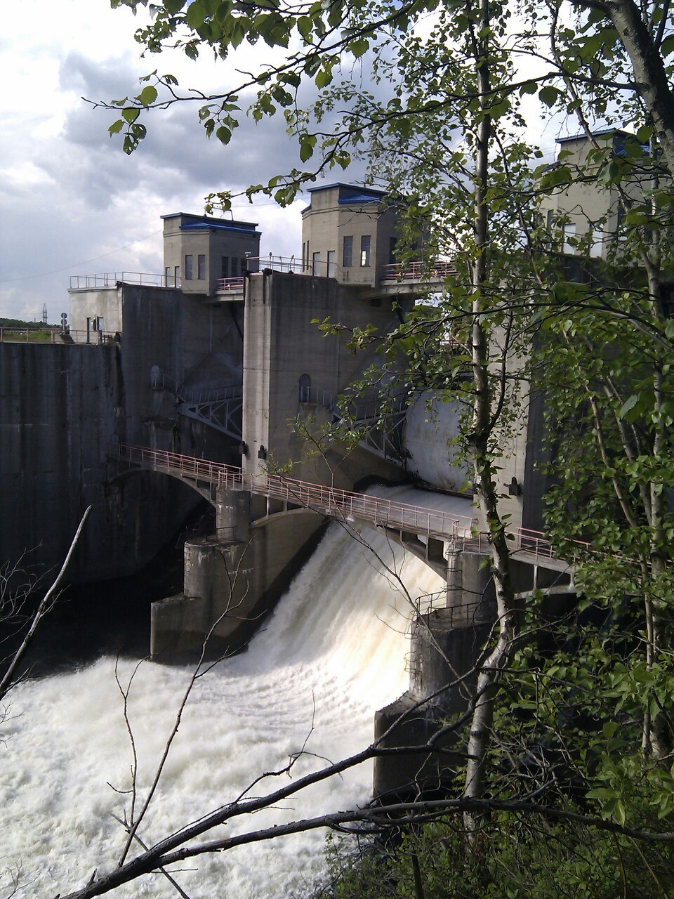 Плотина гидроэлектростанции с водосбросом