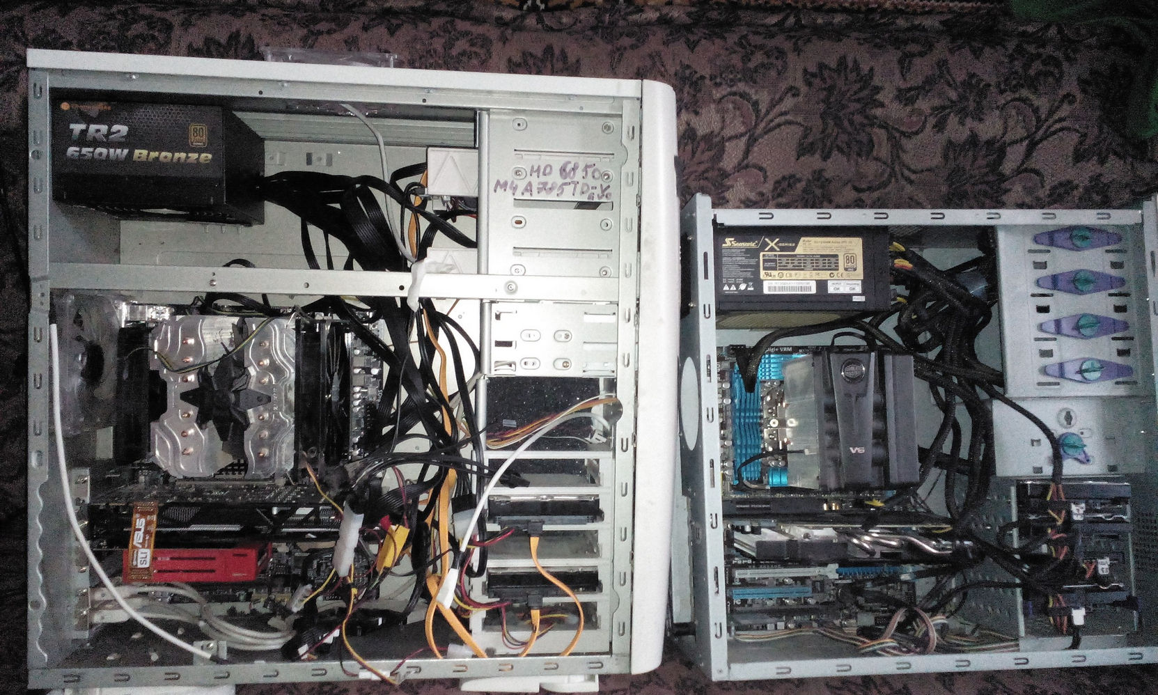 Два открытых системных блока рядом: левый с БП TR2 650W Bronze, надпись «НЕ БРОСАТЬ М4АГСТОРА»; правый с блоком Seasonic и видеокартой