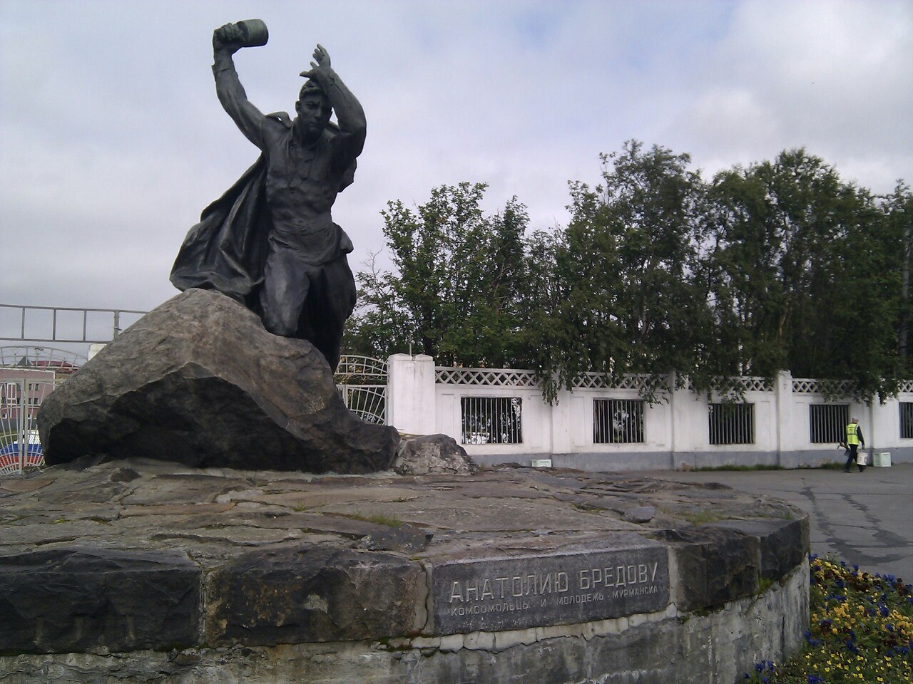 Памятник Анатолию Бредову в Мурманске