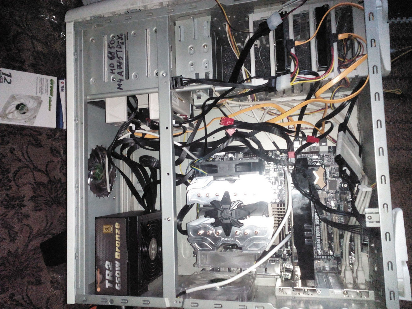 Вид сверху на открытый корпус ПК: установлен блок питания Thermaltake TR2 650W Bronze, видеокарта с кулером Zalman, кабели подключены