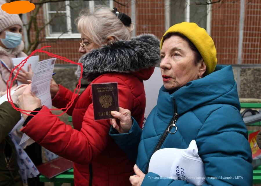 📷 Пожилые женщины с раскрытыми паспортами на избирательном участке.