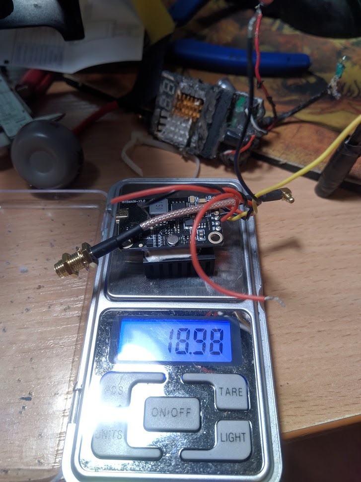 📷 Новый компактный FPV-видеопередатчик (VTX) на ювелирных весах: дисплей «18,98» г, красно-жёлтые провода, разъём SMA, печатная плата