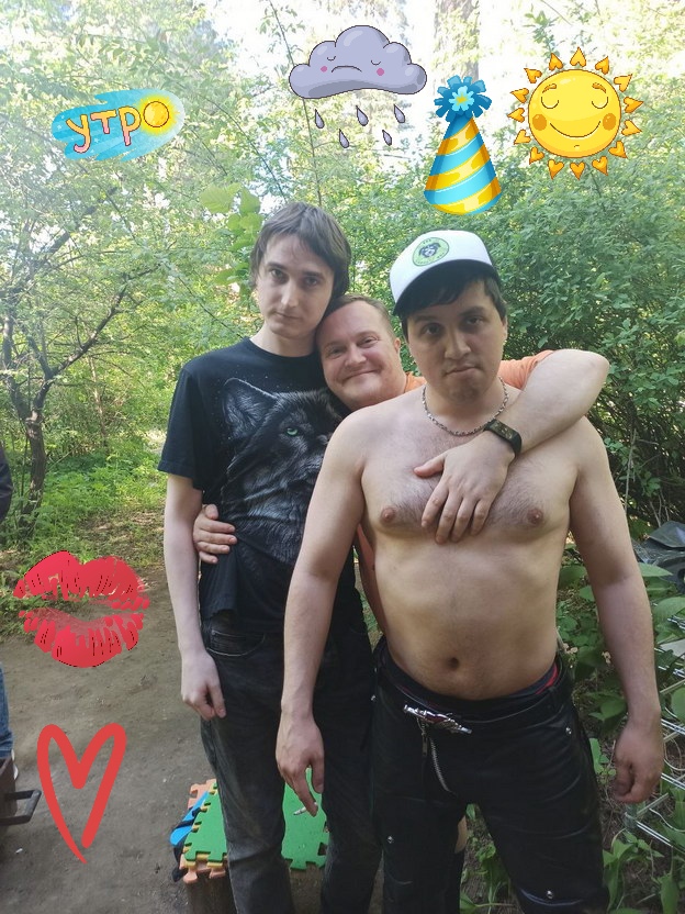 📷 Трое мужчин среди деревьев. Надпись: «УТРО».
