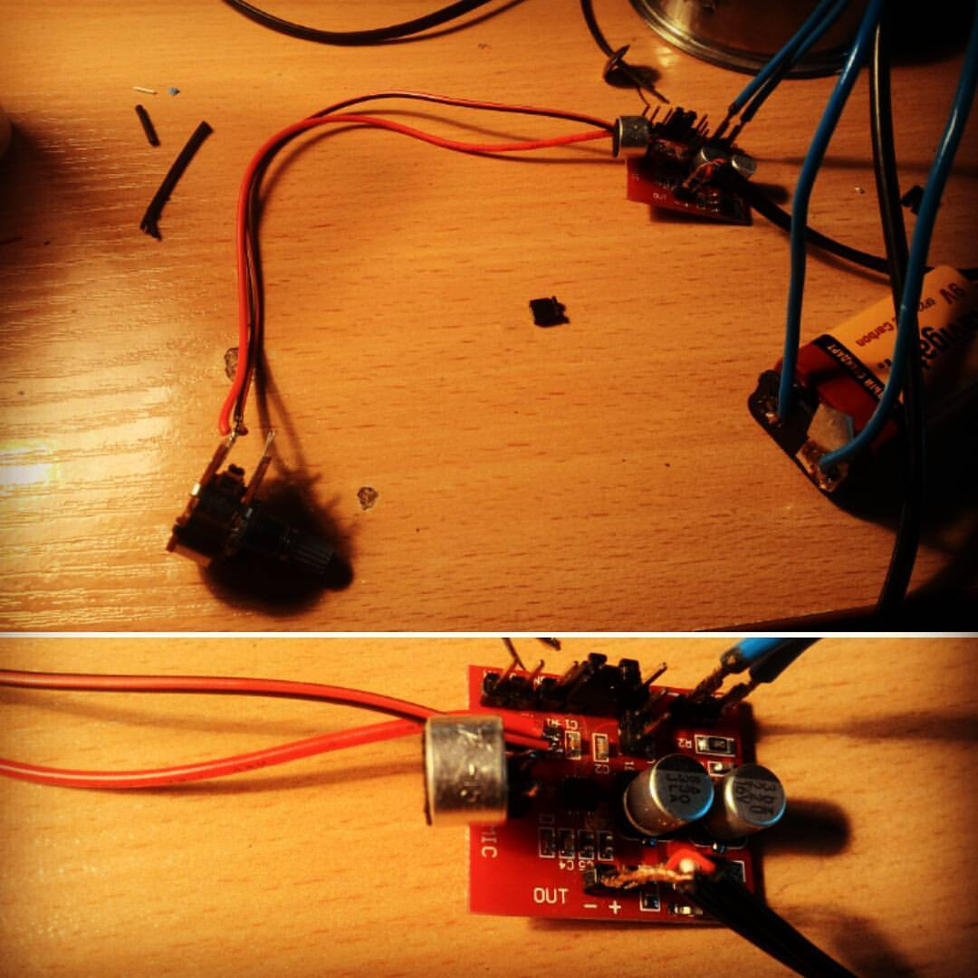 Коллаж из двух фото модуля микрофонного усилителя MAX9814: верхний кадр — красная PCB на деревянной столешнице с подключёнными красными, чёрными и синими проводами; нижний кадр (крупный план) — та же плата с надписью «OUT», электретным капсульным микрофоном и рядом разъёмов