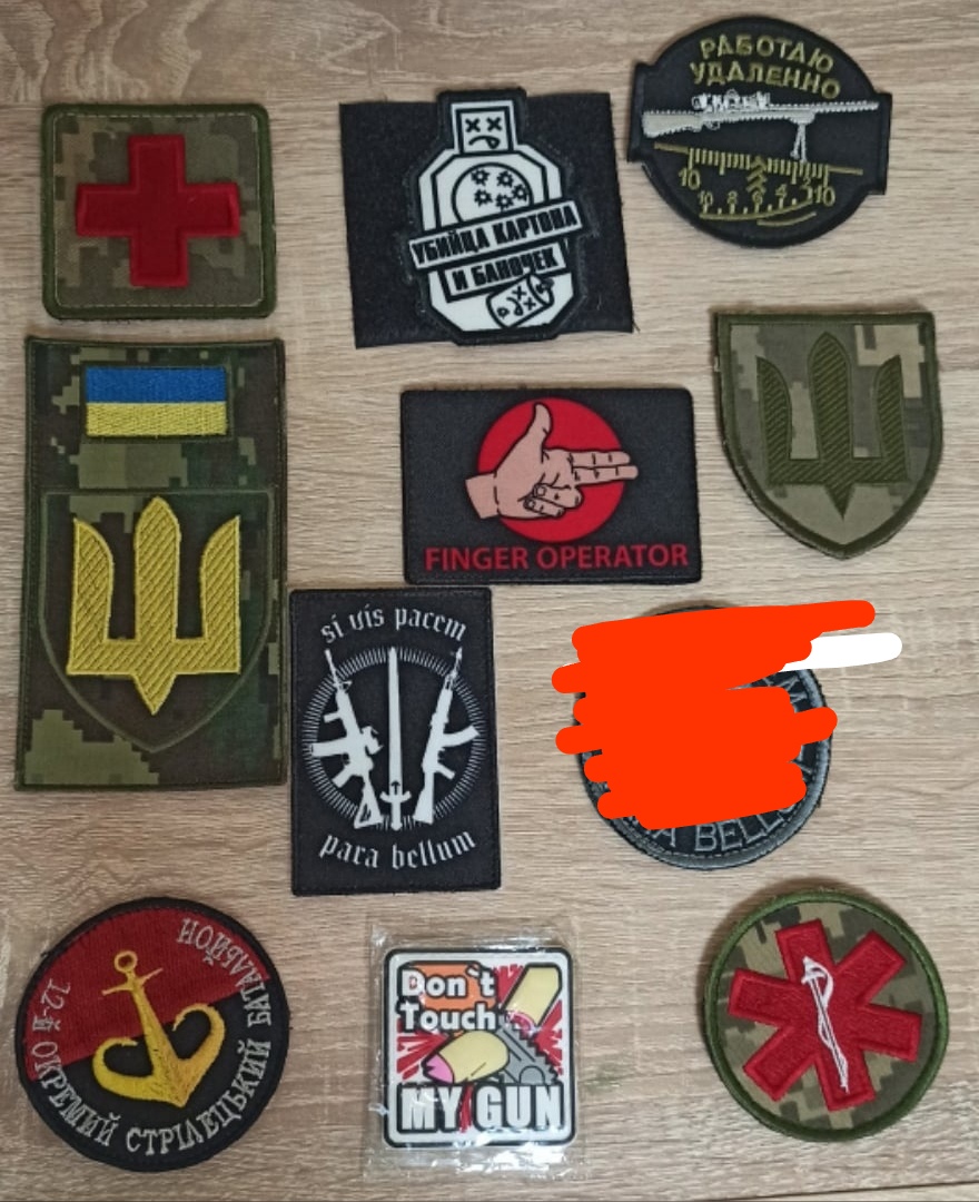 📷 Крупный план набора военных шевронов/патчей: трезубец Украины, «Воїни Азовсталі», «FINGER OPERATOR», «si vis pacem para bellum», «Bont Touch MY GUN», якорь «Морська піхота», «9 рота» и другие.