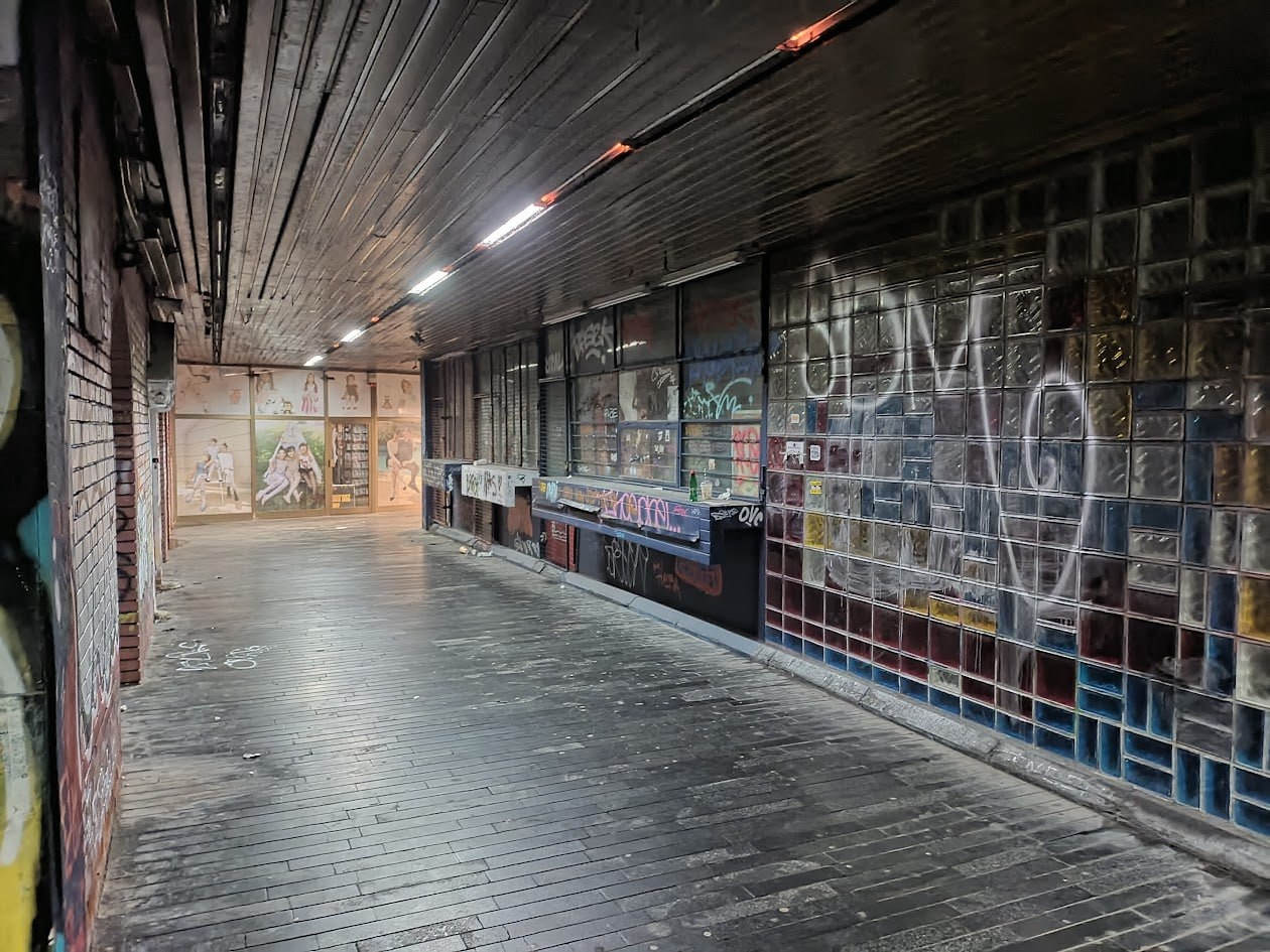 📷 Подземный переход с граффити на стенах и потолке; надписи «SDM», «JDM» и другие теги; тёмное освещение.
