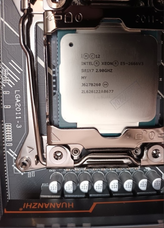 📷 Процессор Intel Xeon E5-2686V3 (SR1Y7, 2.90GHz) в сокете LGA2011-3 на материнской плате HUANANZHI.