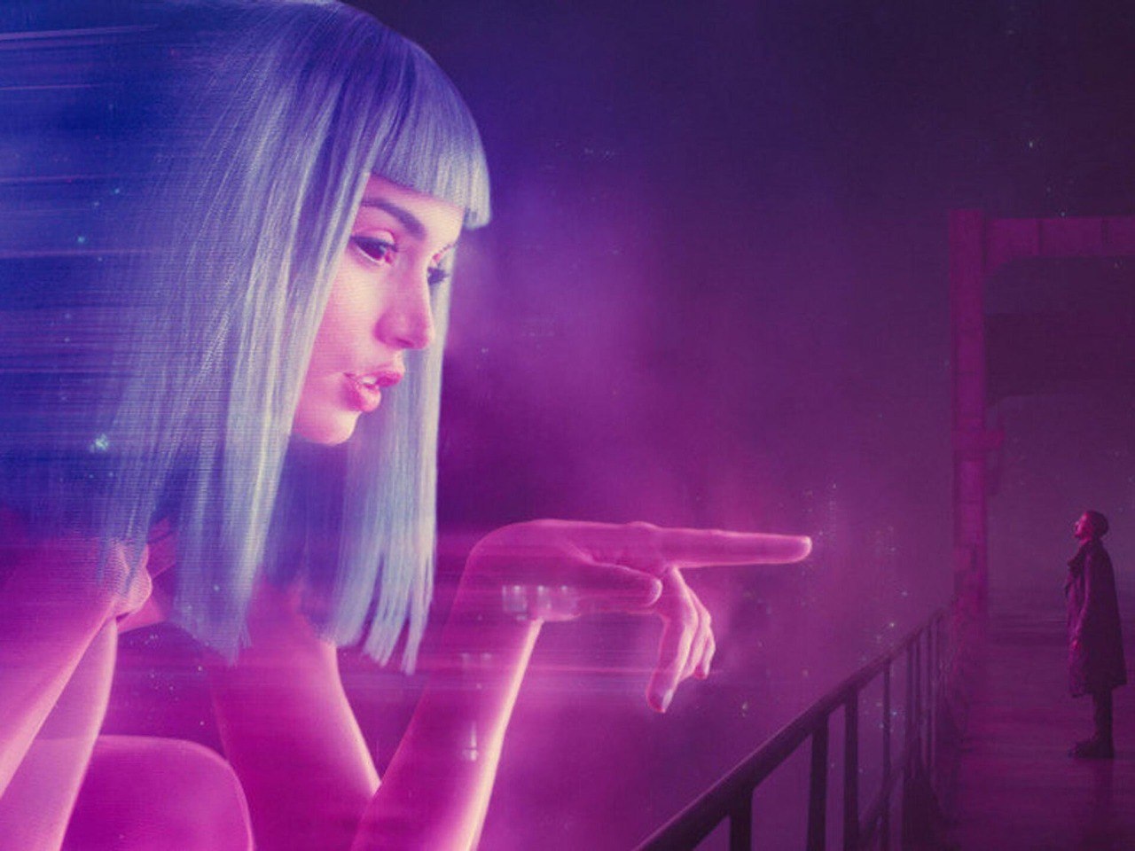 🖼️ Кадр из фильма «Бегущий по лезвию 2049»: голографическая девушка с голубыми волосами указывает пальцем на одиноко стоящего человека; розово-фиолетовое свечение.