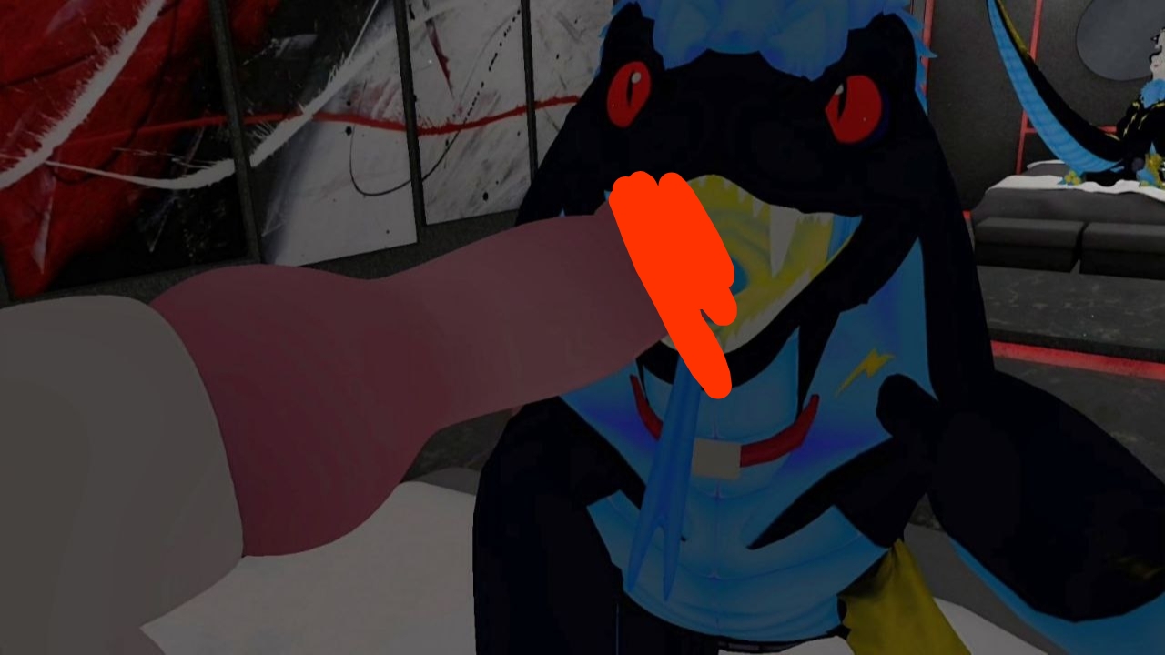 🖼️ VRChat: тёмный фурри-персонаж (чёрное тело, красные глаза, синие и жёлтые детали, рубашка с молнией) крупным планом; на переднем плане фрагмент другого персонажа (телесный цвет); интерьер виртуальной комнаты; поверх изображения оранжевое пятно/цензура.