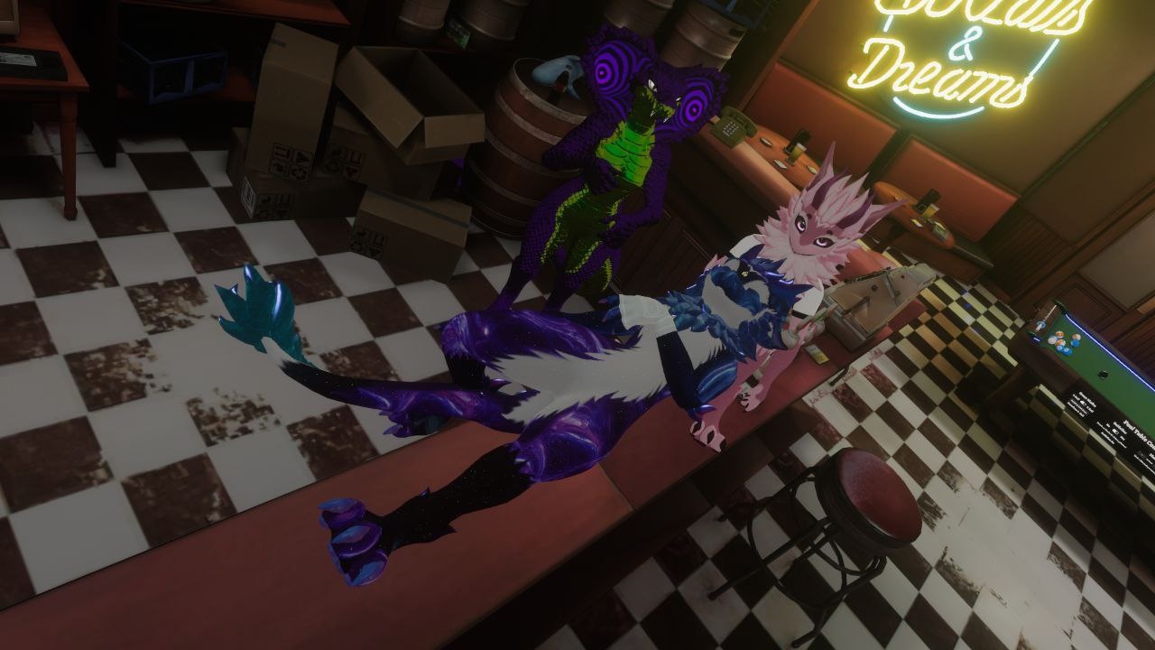 🖼️ Скриншот VRChat: интерьер бара «Goals & Dreams» (неоновые вывески, клетчатый пол) — два антропоморфных персонажа: фиолетово-синий дракон с голубыми кристаллами лежит на диване/стойке, за ним стоит высокий зелёно-чёрный персонаж с фиолетовым узором на теле; на заднем плане барная стойка, бочки, коробки.