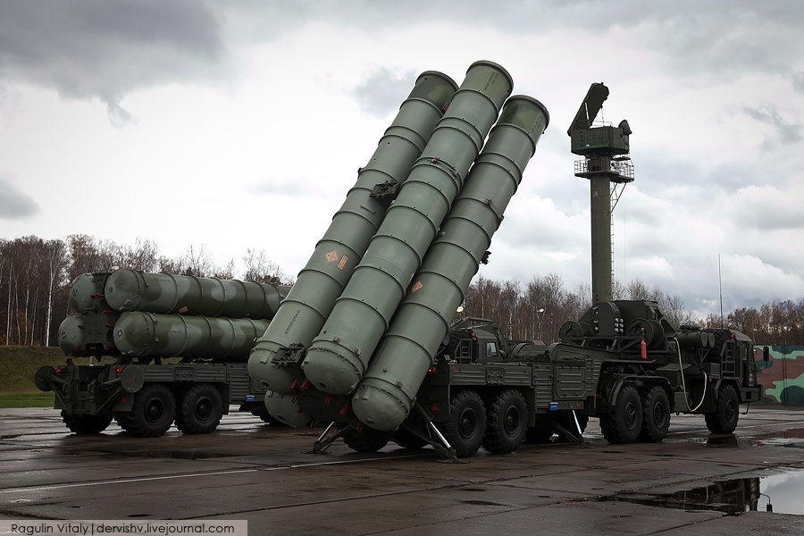 Зенитный ракетный комплекс С-400: две пусковые установки с поднятыми ракетами на шасси МЗКТ, радарная башня справа, пасмурное небо; фото Ragulin Vitaly, dervishv.livejournal.com