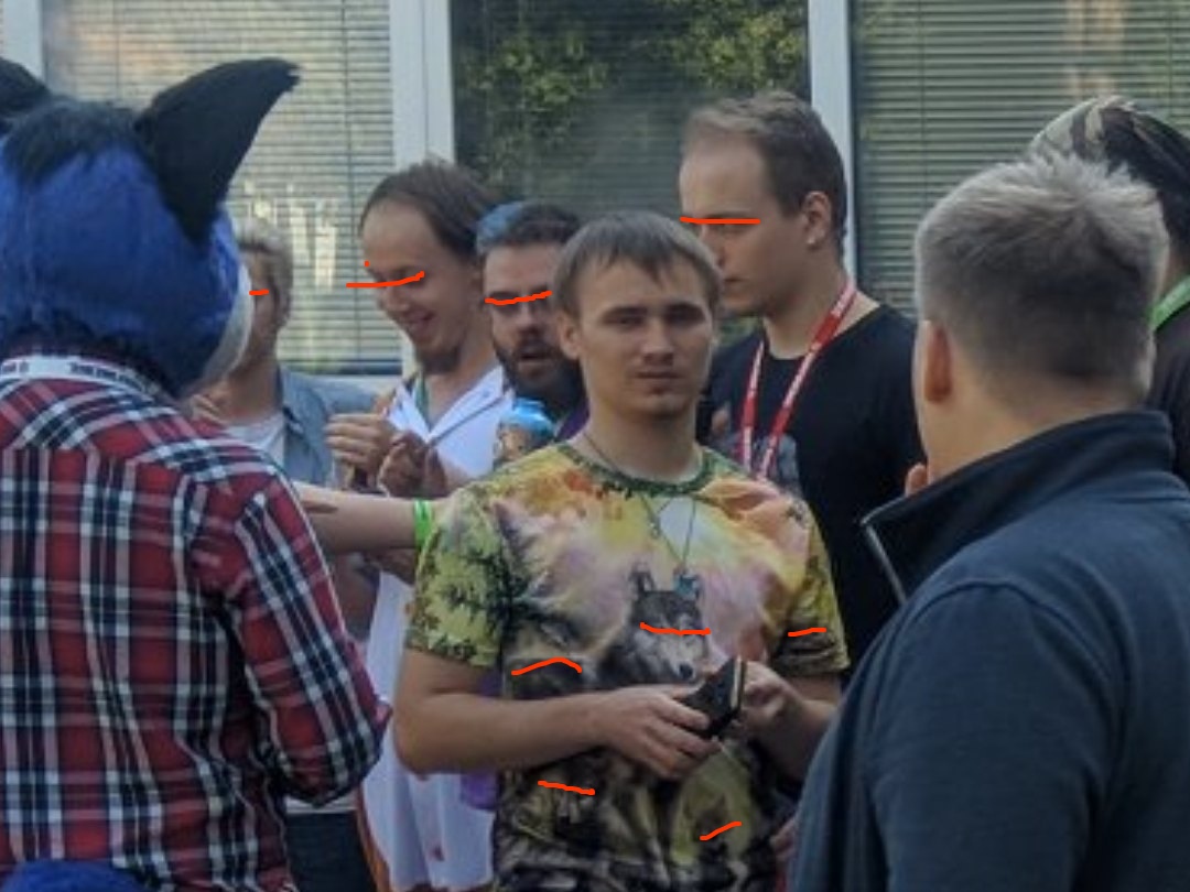 📷 Группа людей на улице на Русфурренции 2019 — в центре молодой мужчина в камуфляжной футболке с волком (Ralf Wniskey / Frenk), лица части присутствующих закрыты оранжевыми полосами, слева человек в синей голове фурсьюта.