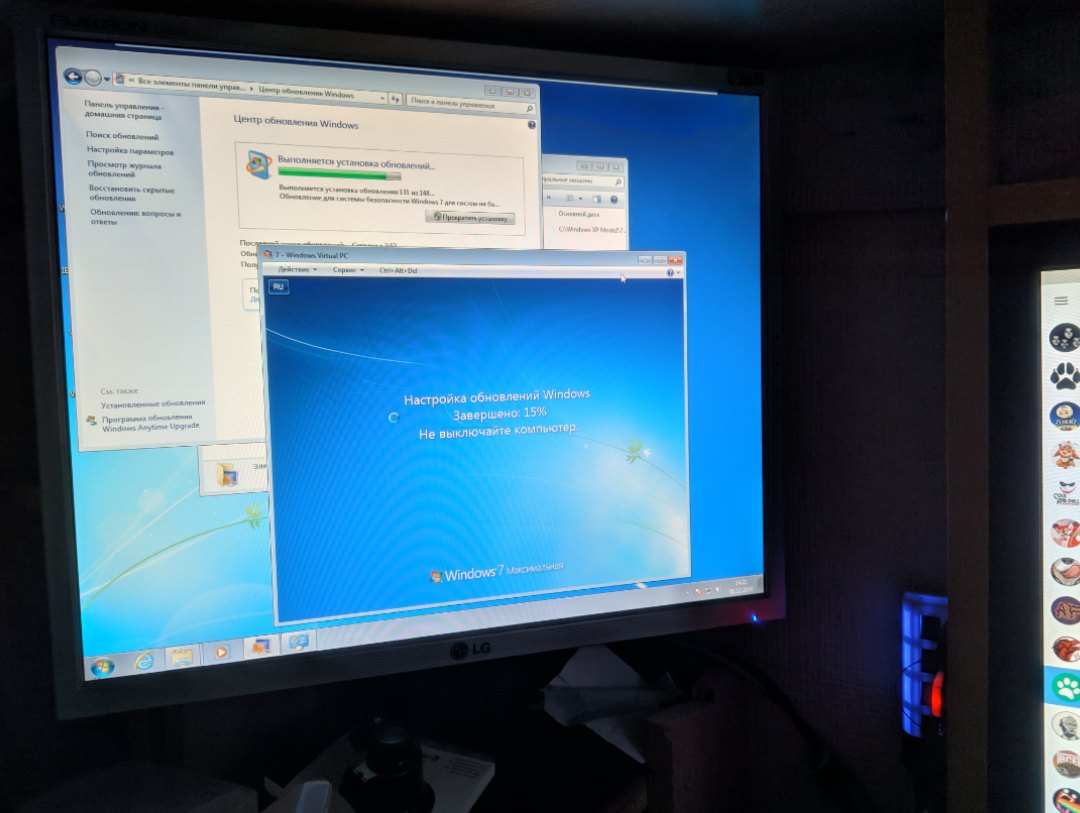 Монитор LG с Windows 7: «Центр обновления Windows — выполняется установка обновлений»; поверх него синий экран — «Настройка обновлений Windows. Завершён 15%... Не выключайте компьютер. Windows 7 обновление»