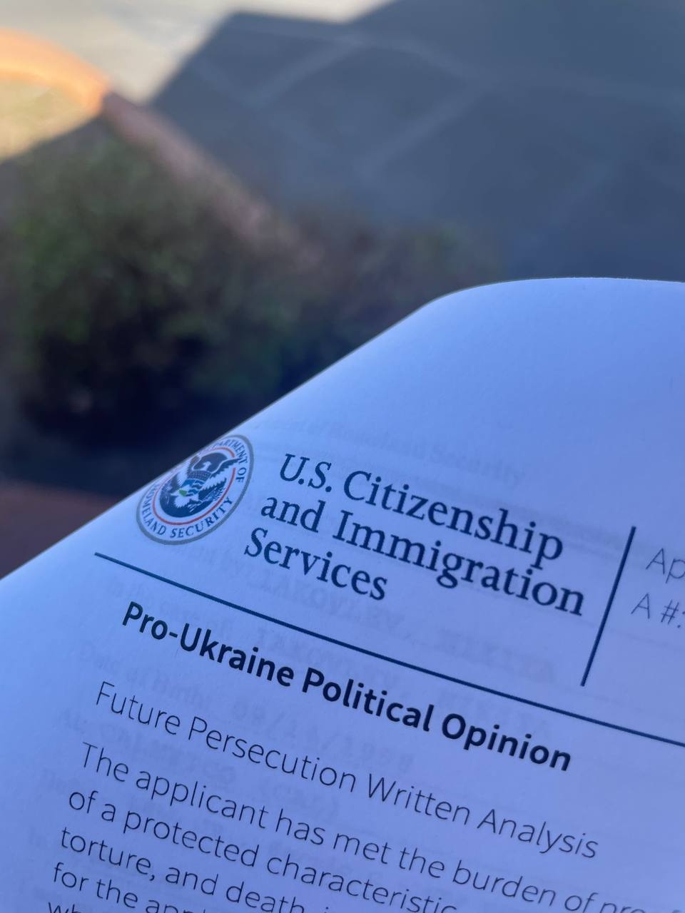 📋 Документ U.S. Citizenship and Immigration Services: «Pro-Ukraine Political Opinion. Future Persecution Written Analysis. The applicant has met the burden of proof of a protected characteristic of torture, and death [...]»; логотип DHS.