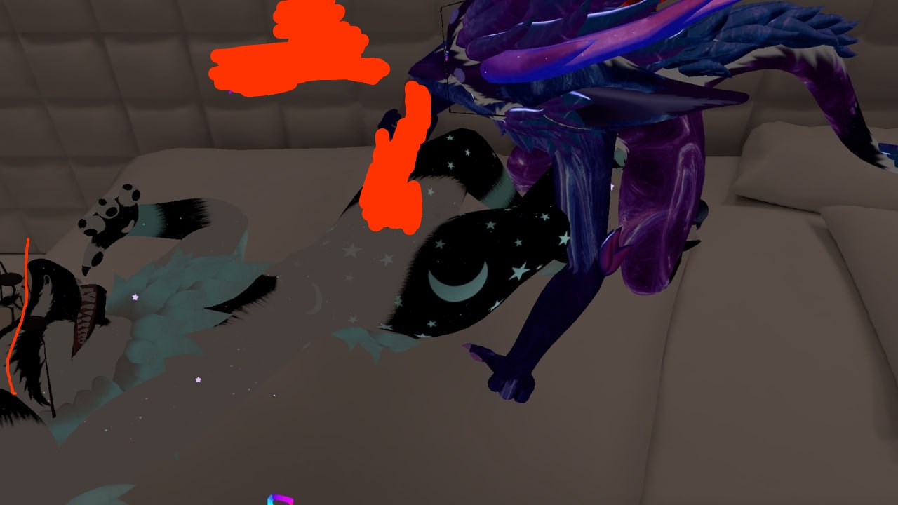 🖼️ VRChat, крупный план двух персонажей: чёрный антропоморфный зверь с бирюзовыми звёздами и полумесяцами (глаза с голубым свечением); тёмно-синий/фиолетовый дракон рядом; оранжево-красные рисованные мазки; сцена на матрасе.