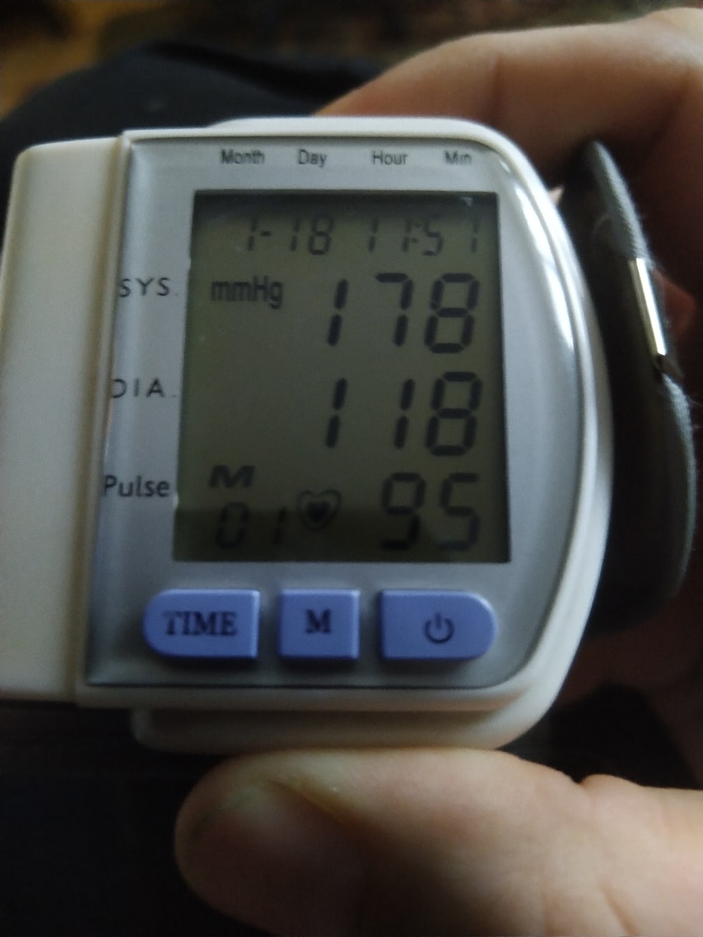 📷 Наручный тонометр в руке: LCD-дисплей с показаниями «Month Day Hour Min / 1·18 1·51 / SYS mmHg 178 / DIA 118 / Pulse M 01 95», кнопки TIME / M / питание