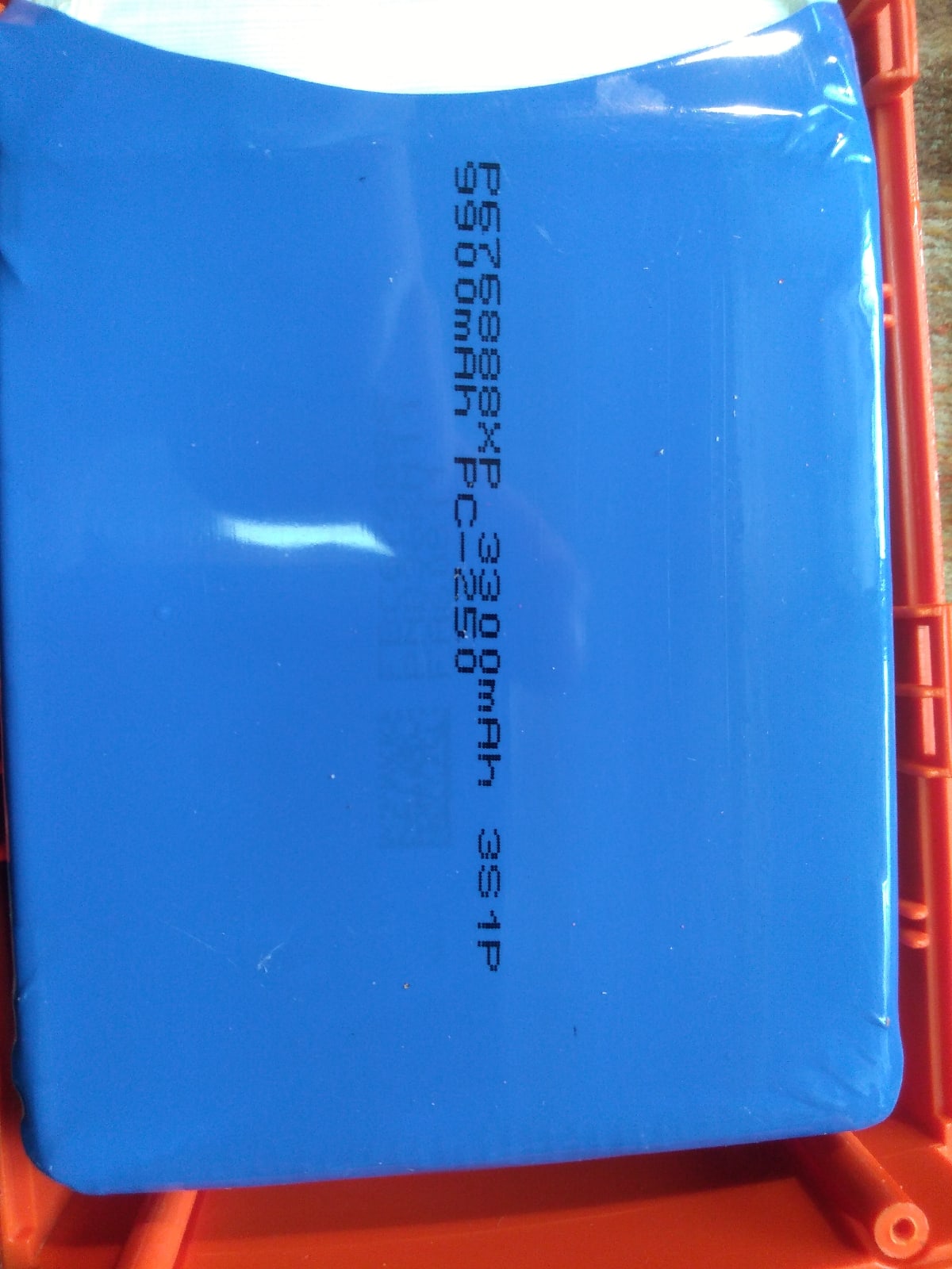 📷 Синий Li-Po аккумулятор в красном лотке. На корпусе маркировка: «9500mAh» и «FC 3300mAh 3S 1P» — китайская математика: заявленная ёмкость 9500 мАч против реальных 3300 мАч.