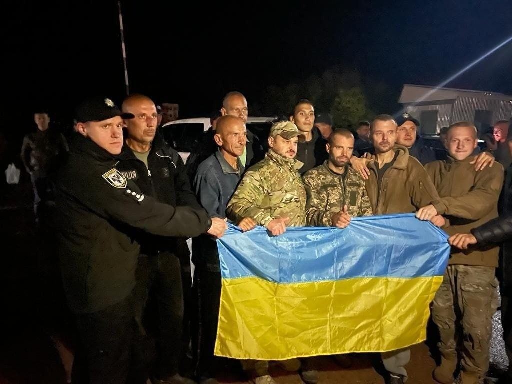 📷 Ночная группа с флагом Украины.