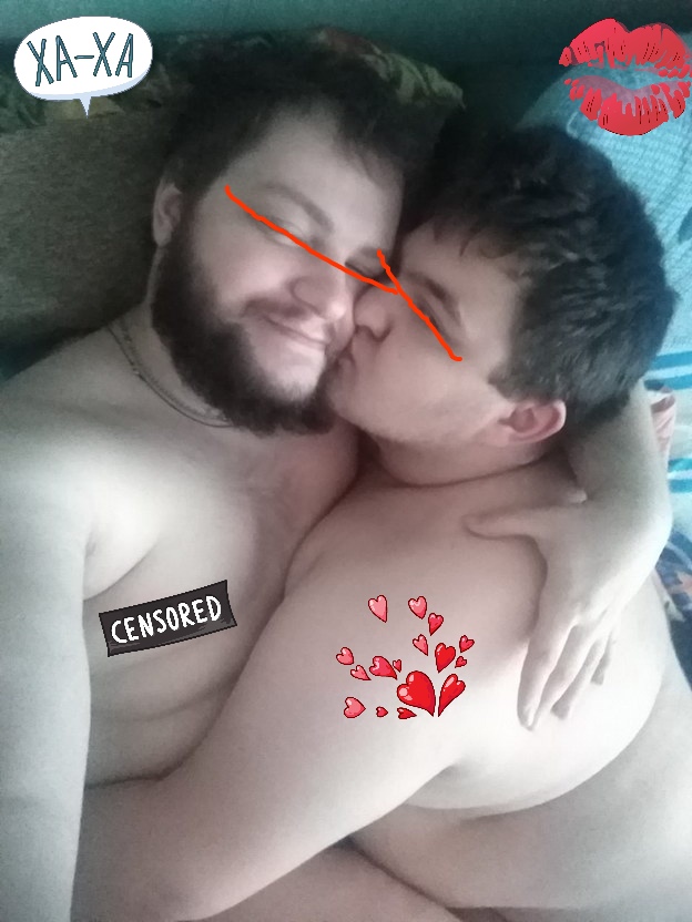 📷 Двое мужчин лежат рядом (один целует другого). Стикеры: «ХА-ХА» (верхний левый), «CENSORED» (чёрная наклейка).