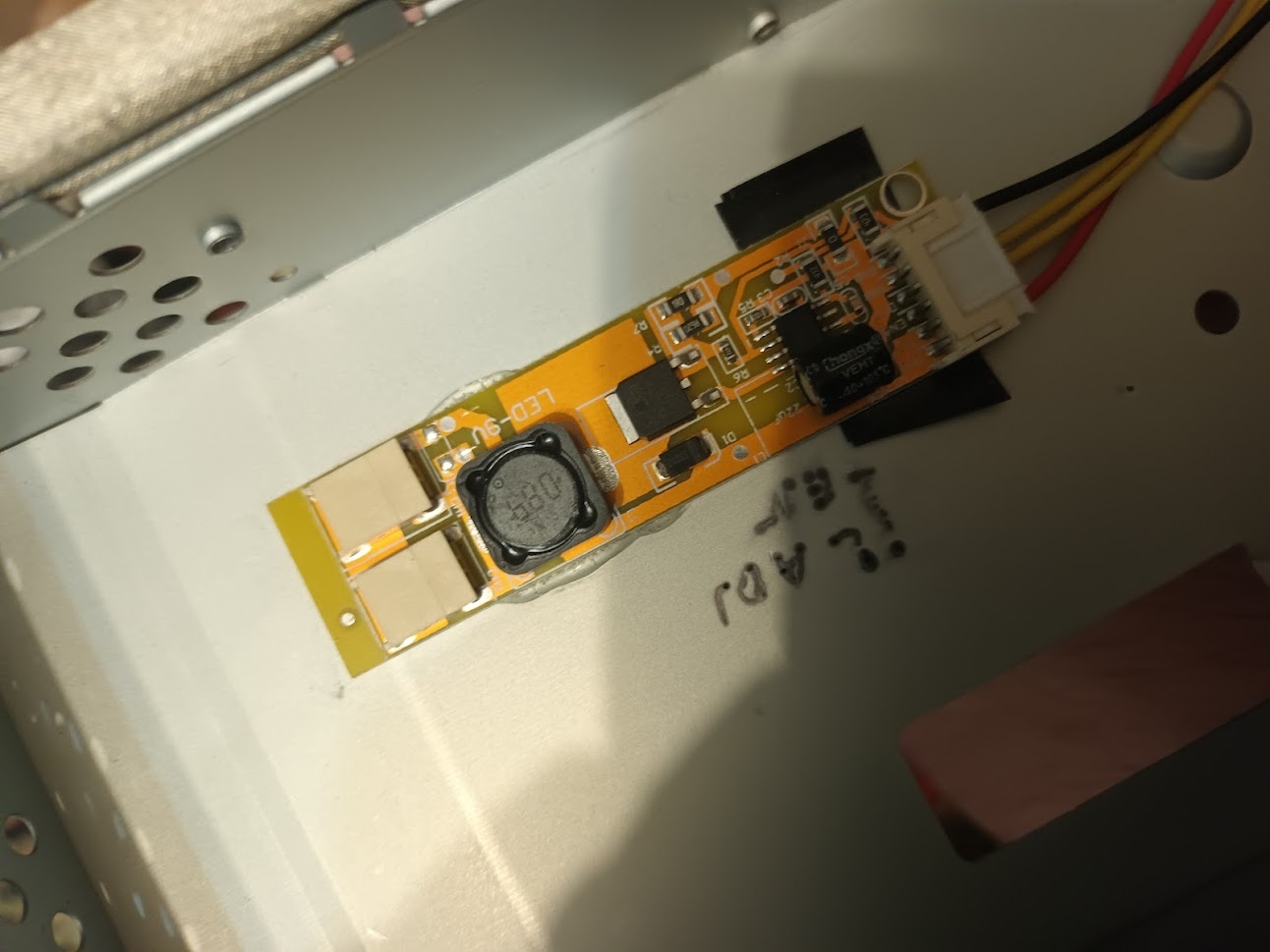 📷 Крупный план жёлто-оранжевой платы подсветки монитора (PCB): тороидальный дроссель «880», компоненты, белый разъём с проводами (чёрный, красный, жёлтый); надписи маркером «LED ADJ» и «БЛ».
