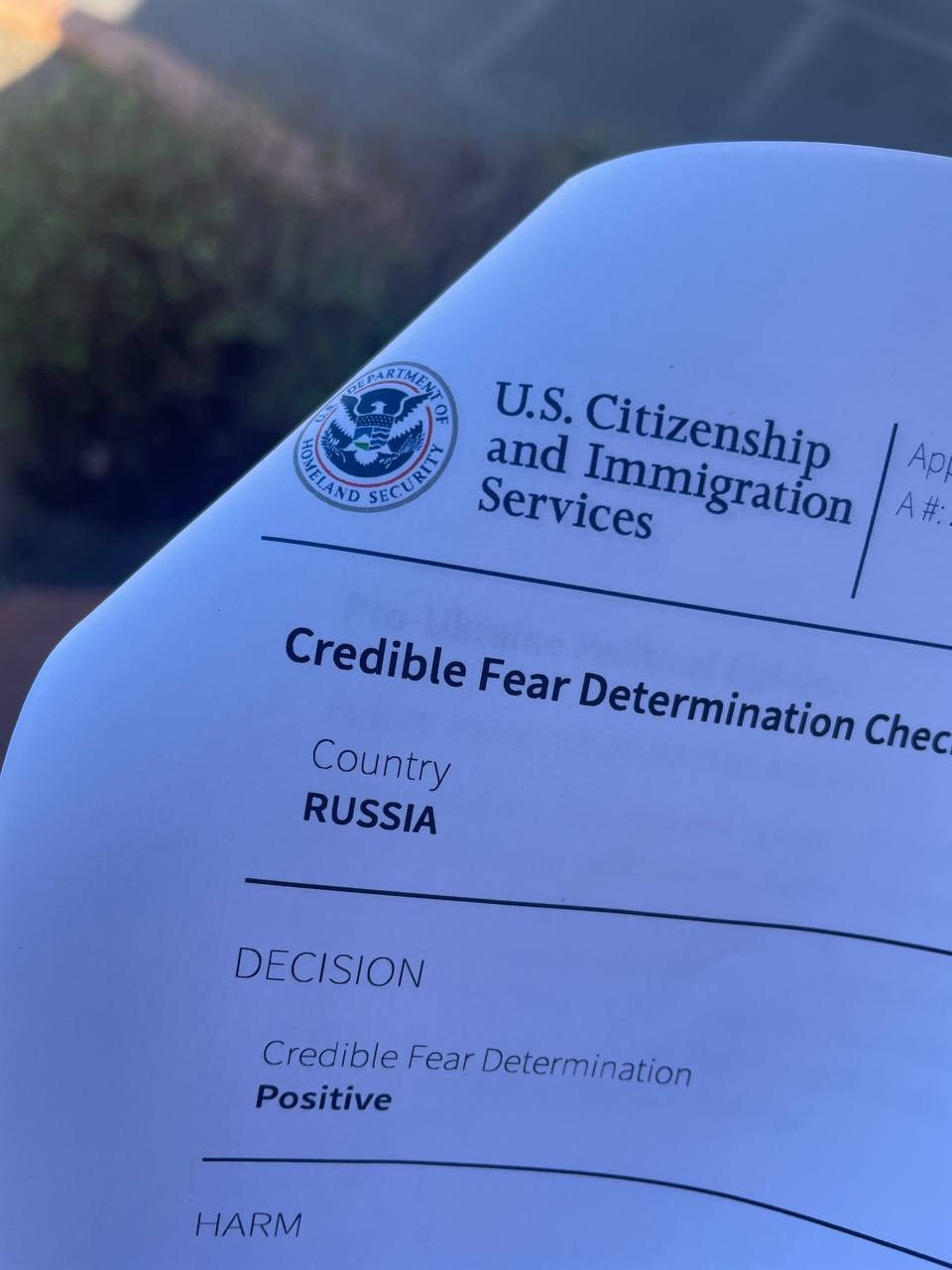 📋 Документ U.S. Citizenship and Immigration Services: «Credible Fear Determination Che[ck]»; Country: RUSSIA; DECISION: Credible Fear Determination — Positive; логотип Department of Homeland Security.