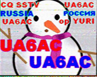 Чистое SSTV-изображение: рисованный снеговик на белом фоне; синий текст вверху: «CQ SSTV  UA6AC / RUSSIA  РОССИЯ / UA6AC  op YURI»; красный текст крупно: «UA6AC / UA6AC»