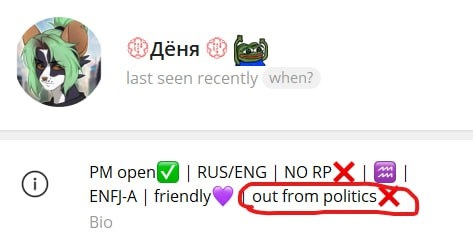 📷 Двое в фурсьютах — серый медведь и рыжий волк — идут по лесной тропинке; осенний лес с жёлтой листвой.