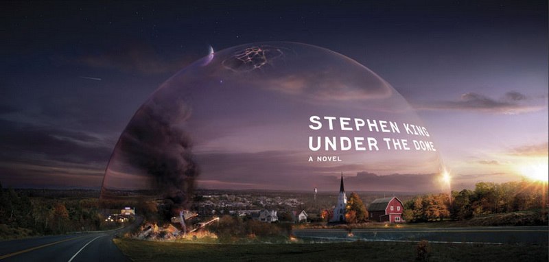 Промо-арт к роману и сериалу «Under the Dome» Стивена Кинга: небольшой американский городок с церковью и фермой накрыт гигантским прозрачным куполом; внутри купола — клубы дыма и разрушения; снаружи — закатное небо со звёздами