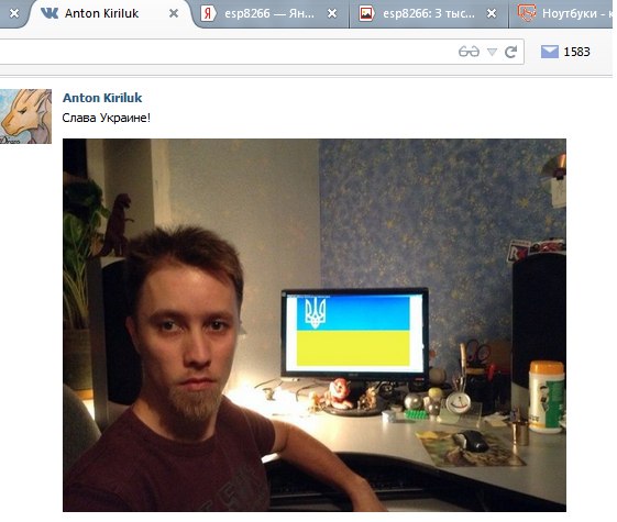 Скриншот страницы ВКонтакте в браузере (вкладки: Anton Kiriluk, esp8266 — Яn..., esp8266: 3 тыс..., Ноутбуки...): Anton Kiriluk публикует пост «Слава Украині!» с фото — селфи перед монитором, на котором отображается флаг Украины (жёлто-синий с трезубцем)