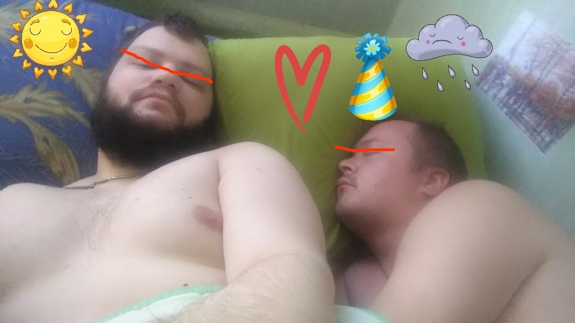 📷 Двое мужчин лежат на диване рядом.